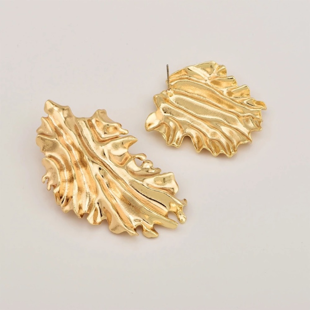 ⚜️[𝟯/$𝟮𝟴]⚜️Big Golden Leaf Dangle Earrings New - Picture 2 of 8